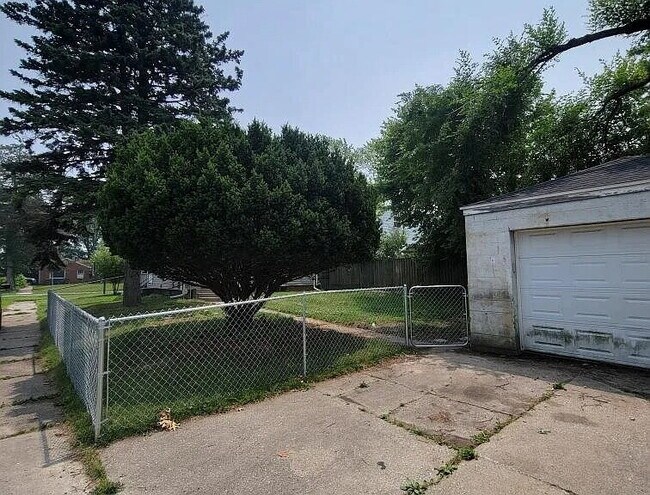 Building Photo - Beautiful Mid-Century home completely updated with two first-floor bedrooms, a spacious second-fl...