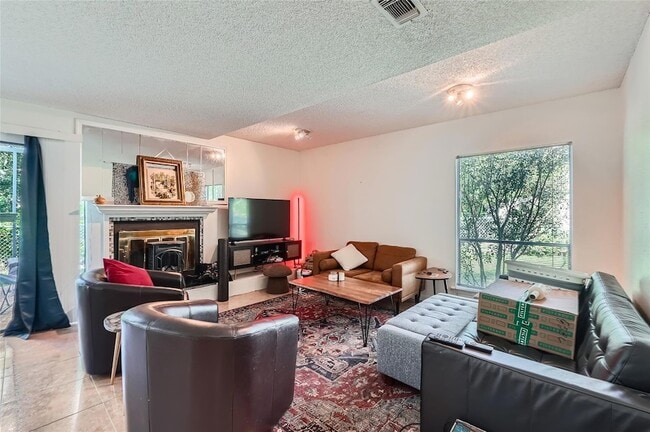 Building Photo - 6810 Thorncliffe Dr