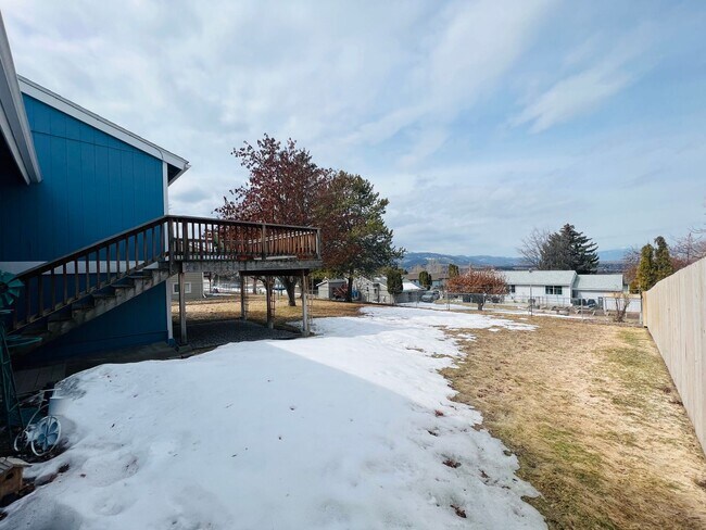 Building Photo - 2 Bed - Bonus Room - 1.5 Bath - Large Fenc...