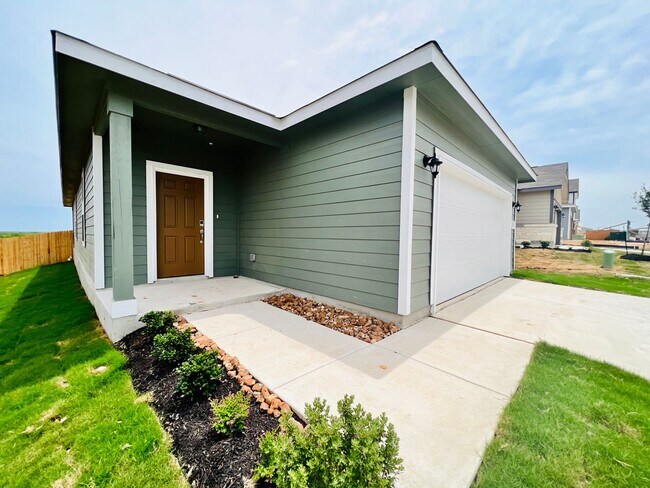 Building Photo - Lovely 1-story 4 bedroom/2 bath home is an...