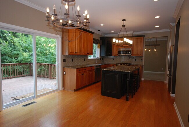 Foto del edificio - Oversized Executive Style Home with Finish...