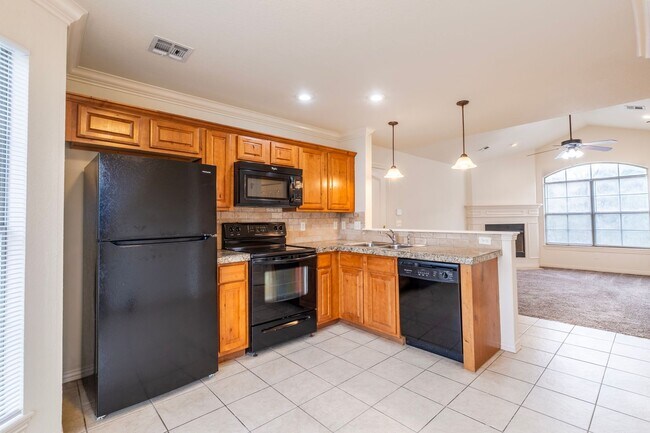 Foto del edificio - 3 bed, 2 bath Condo - MOVE IN SPECIAL!!!!