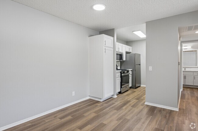 Plan B - 2 habitaciones, 1 baño - 783 pies cuadrados - Comedor - Azusa Gardens Apartments