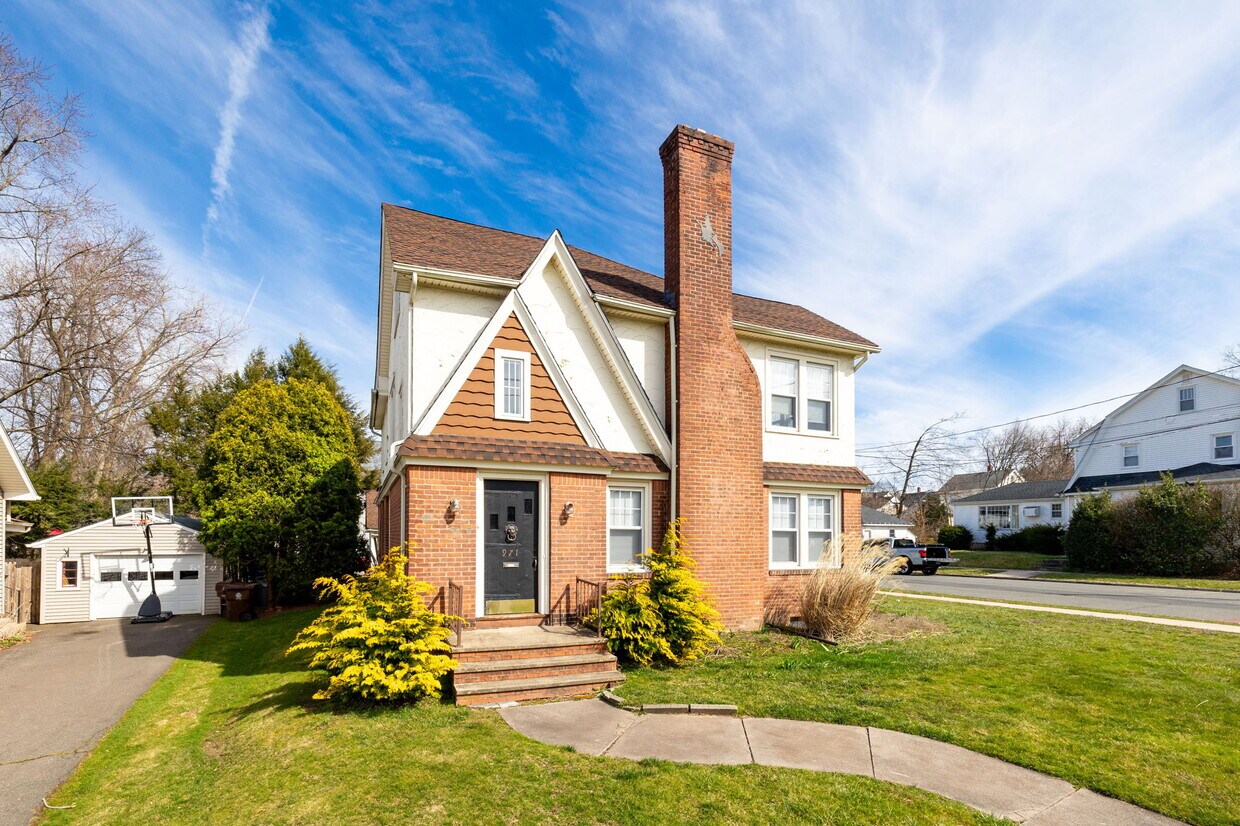 Primary Photo - 971 Enfield St