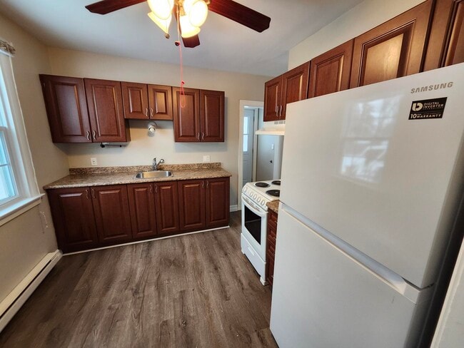 Building Photo - 379 Mansfield St