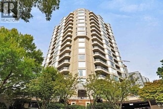 Building Photo - 1045 Quayside Dr