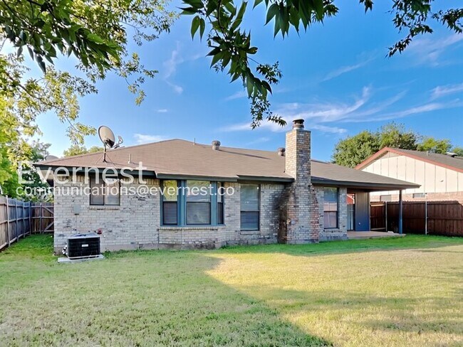 Foto del edificio - Spacious Home with Fenced Yard and Garage! 3 Bed & 2 Bath / Pet-friendly / Coming Soon!