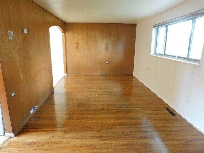 Building Photo - Cozy Older Home