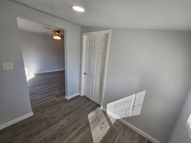 Building Photo - 3 Bedroom 1 Bath Home In Orland (Utilities...