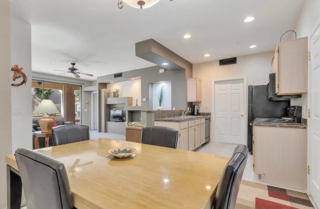 Building Photo - 9253 N Firebrick Dr