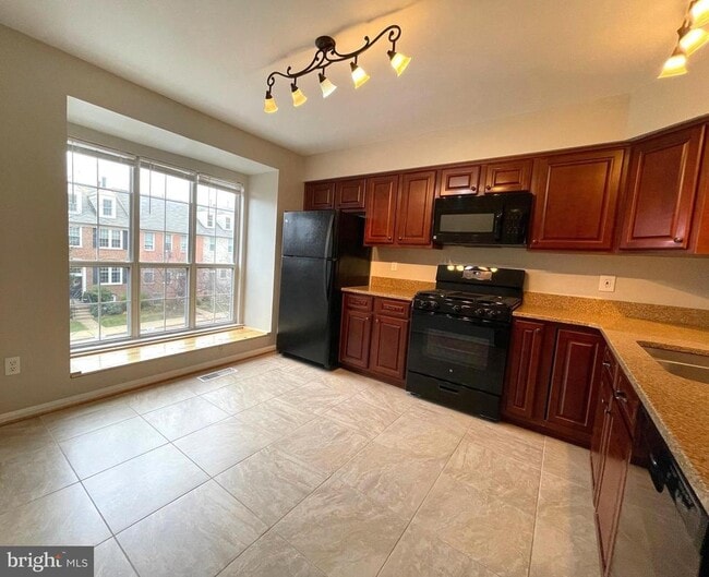 Building Photo - 1247 Quaker Hill Dr