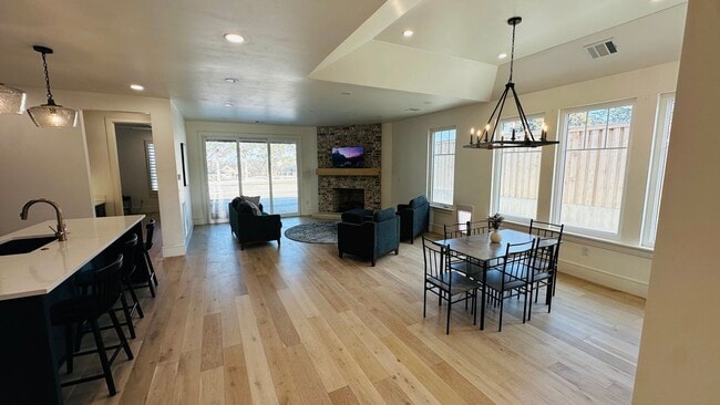 Building Photo - 4506 S Rocking Chair Ln