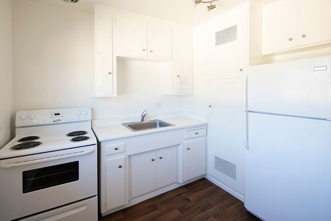 Building Photo - Large Studio in Beautiful Pacific Beach