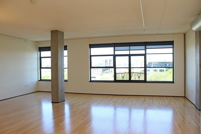 Building Photo - 333 NW 9th Ave