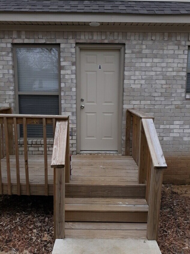 Foto principal - "Charming 3-Bedroom Haven with 2.5 Baths in the Heart of Jonesboro – 1,000 Sq Ft of Comfort at 51...