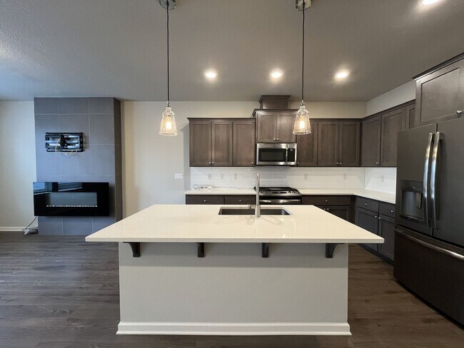 Foto del edificio - Stylish Two-Story Living with Fireplace, Island Kitchen & Private Primary Suite