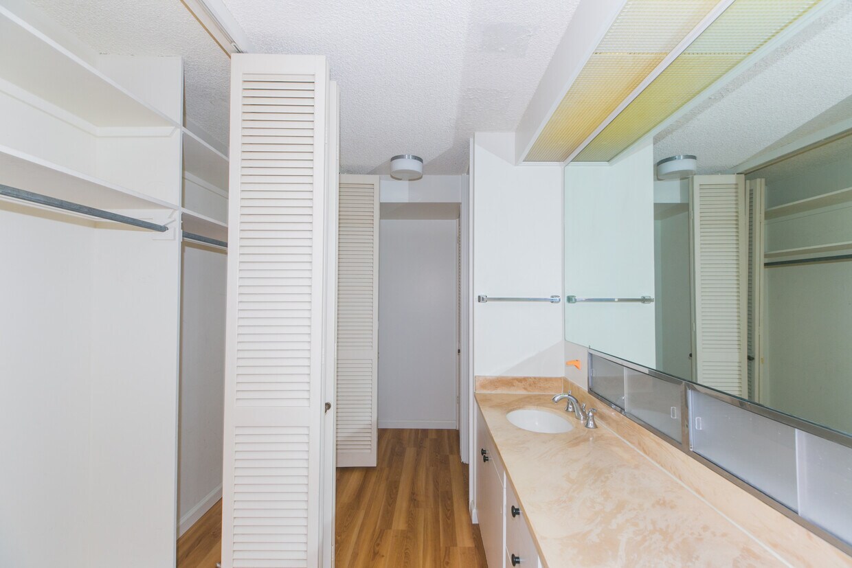 Primary Photo - 1212 1560-1598 S Beretania St