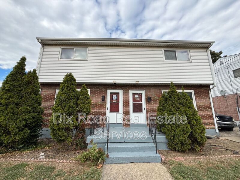 Foto principal - 810-812 N University Blvd