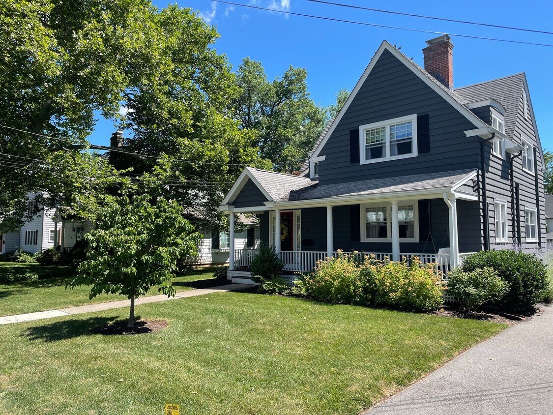 Primary Photo - The Center Cottage