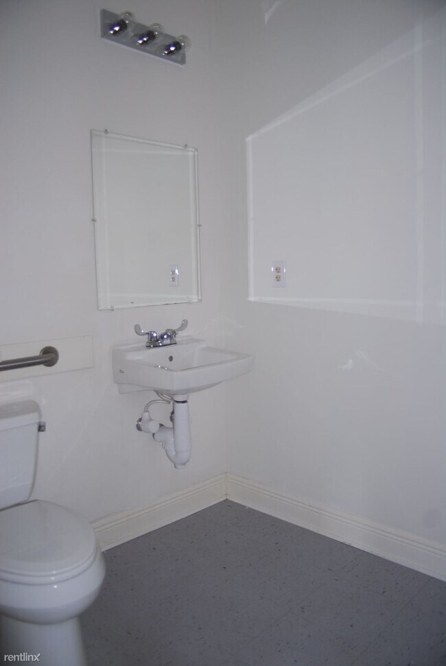 Building Photo - 1 br, 1 bath House - Commercial Property