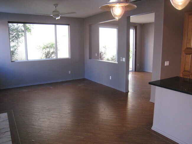 Building Photo - 3 Bedroom, 2.5 Bath Home in Sunset Glen (M...
