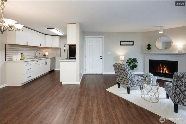 Foto del edificio - 16817 Larch Way