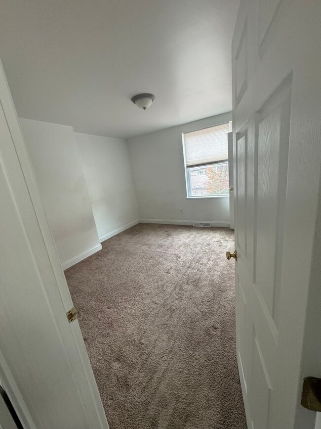 Building Photo - 2 bedroom/1 bath Townhouse in Mount Washin...