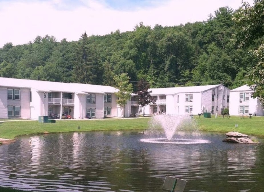 Foto principal - Emerald Pond Estates | Renovated 1 & 2 Bed...