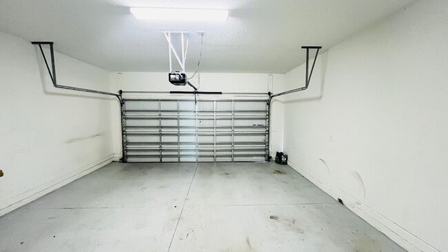 Foto del edificio - 4 bed 3.5 bath Townhouse In Storey Lake