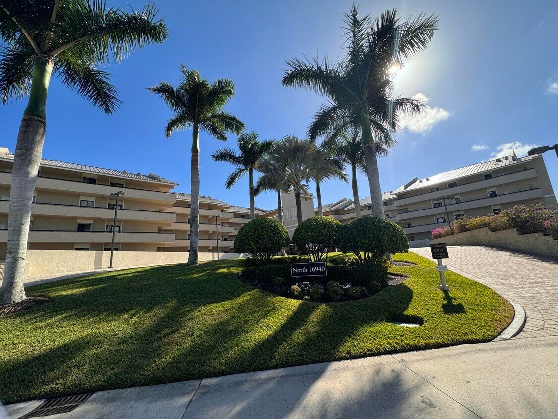 Foto principal - 16940 Bay St