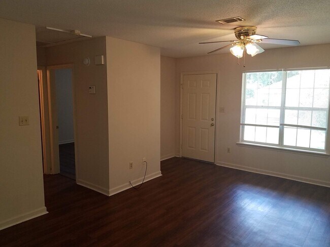 Foto del edificio - 6126 Vinnie Dr