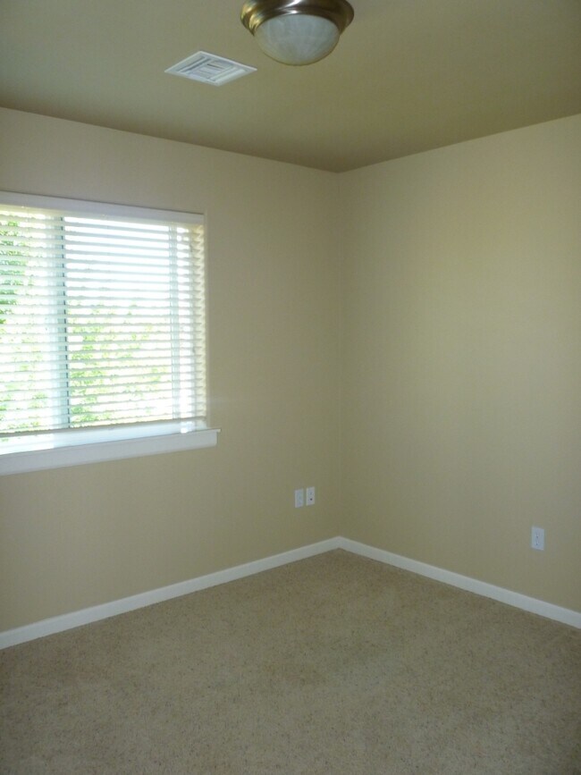 Foto del edificio - 1512 NE Quiet Ridge Ln