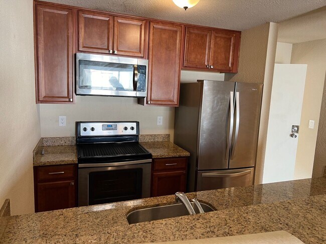 Building Photo - Sunny 1BR in Prime Oakland Location - Pool...