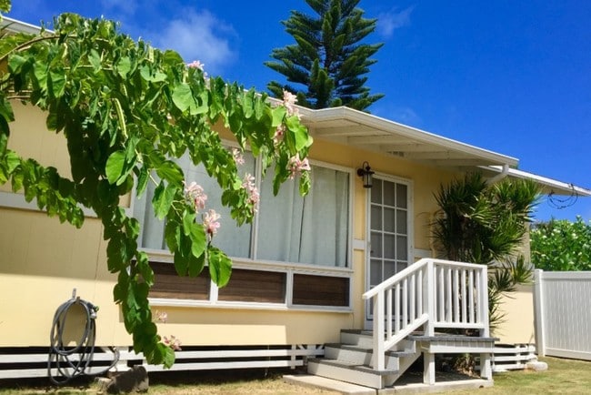 Front of cottage - 241 Hualani St
