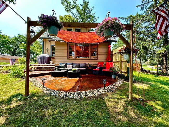 Foto del edificio - Quaint 2 bedroom, plus den, 1 bath on Okauchee Lake Appliances included: Microwave, Stove, Refrig...