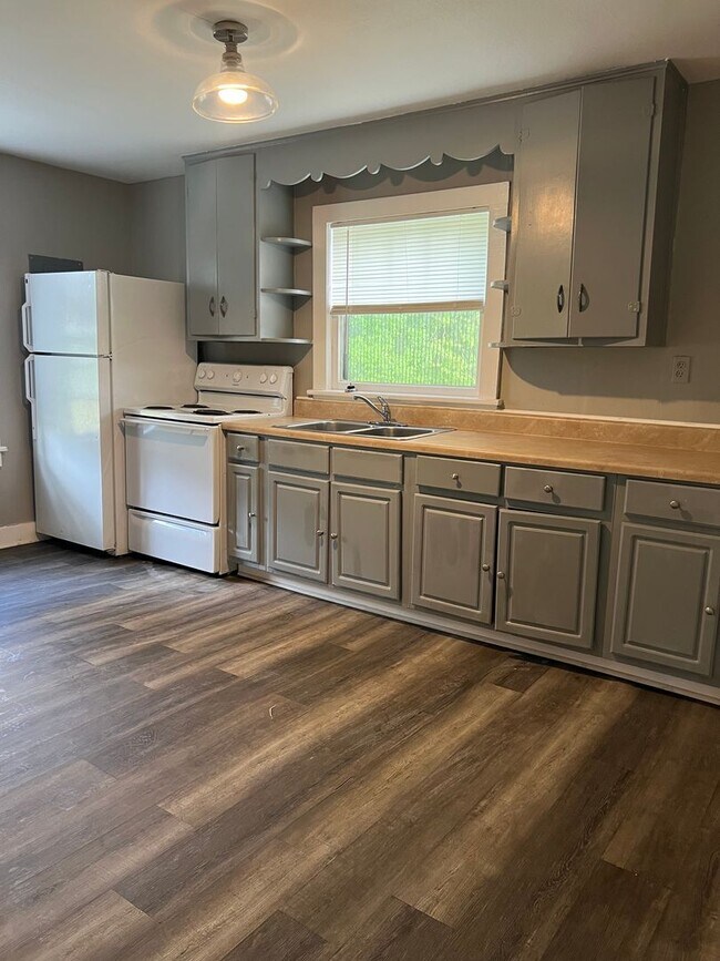 Building Photo - 4 Bedroom, 1 Bathr House
