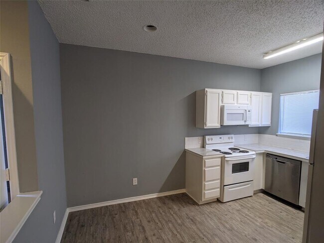 Building Photo - 7126 Holly Hill Dr