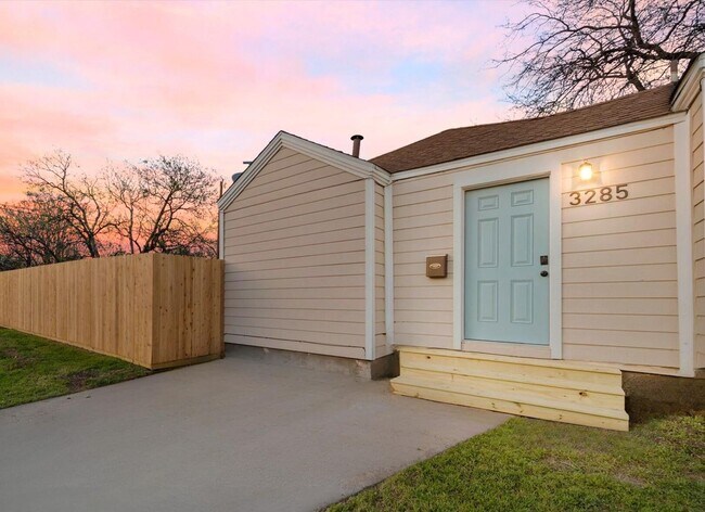 Building Photo - Fully Furnished, Fully Updated, Fully Fort Worth!