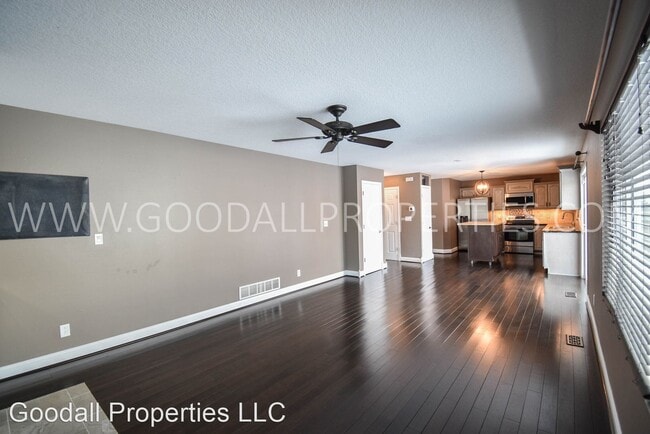 Building Photo - 4 br, 2.5 bath House - 570 SE Carefree Ln