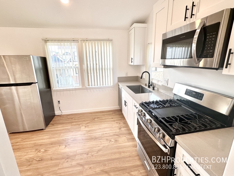 Foto principal - Light-Filled Renovated 2Bed 1Bath In Prime...