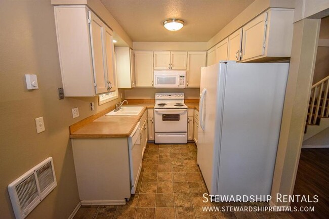 Foto del edificio - 5 bedroom, 2 bath, EXTRA BONUS ROOM