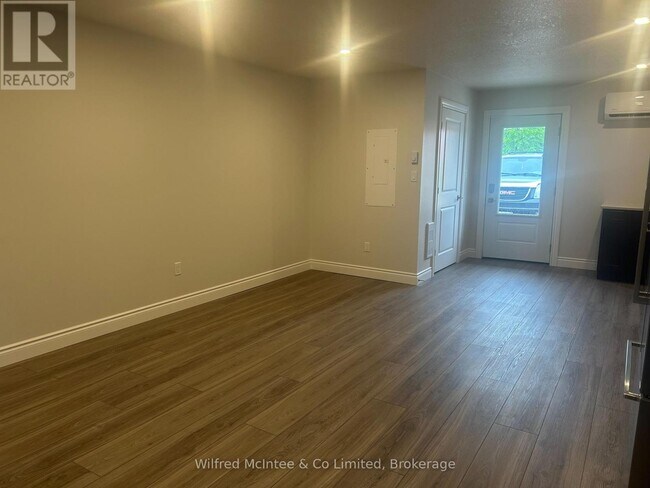 Photo du bâtiment - 380-380 1st Ave N