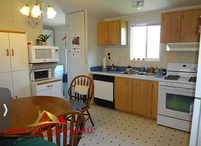 Kitchen and Dining Area - 3816 Greenwillow Ln