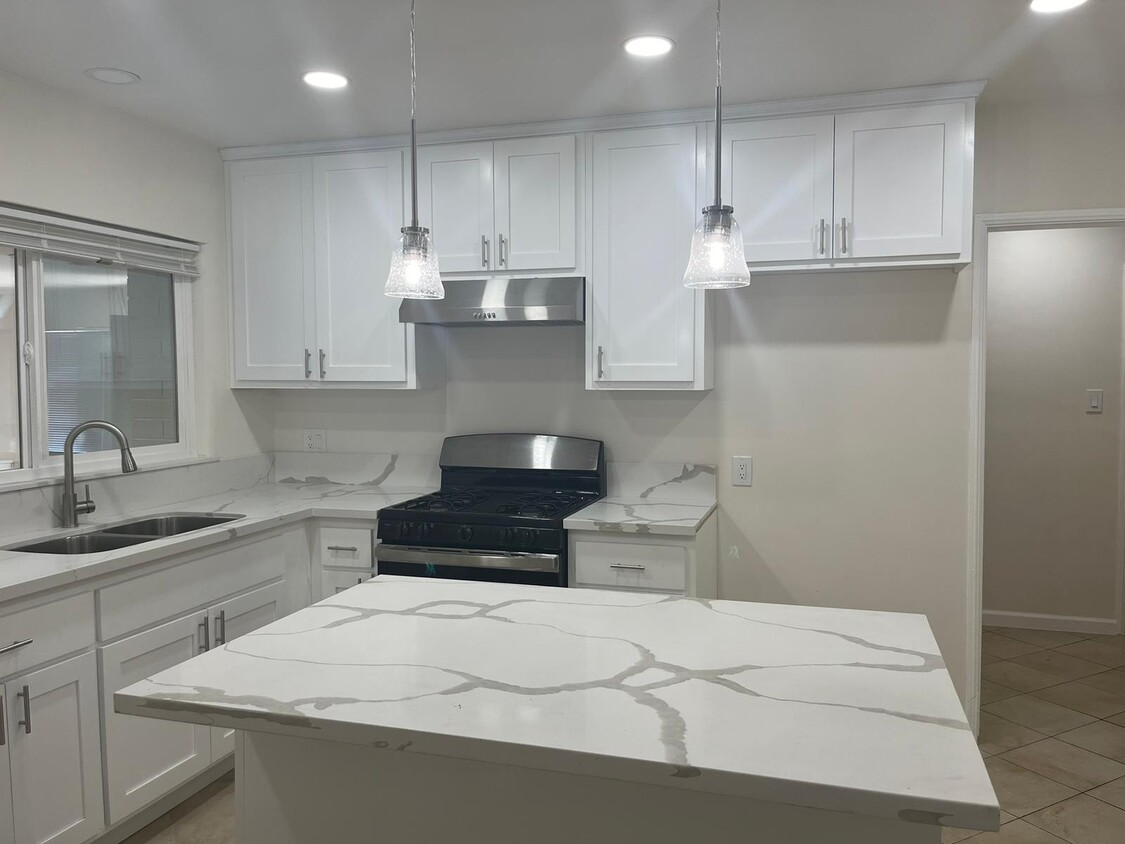 Kitchen - 15331 Cornuta Ave
