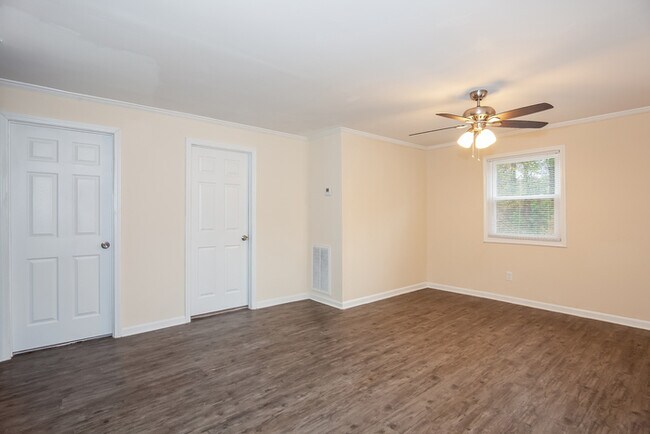 Building Photo - Cute, cozy and comfortable