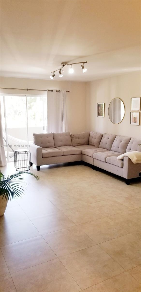 Foto del edificio - 6886 N Kendall Dr