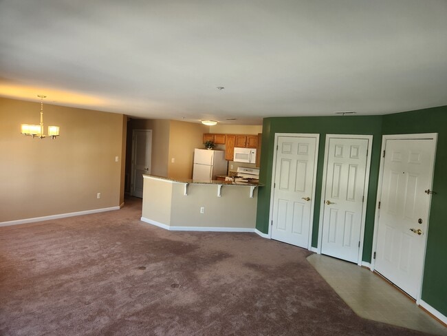 Building Photo - 2026 Windsong Dr