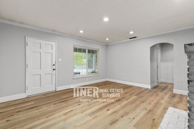 Building Photo - Stunning Sacramento Cottage