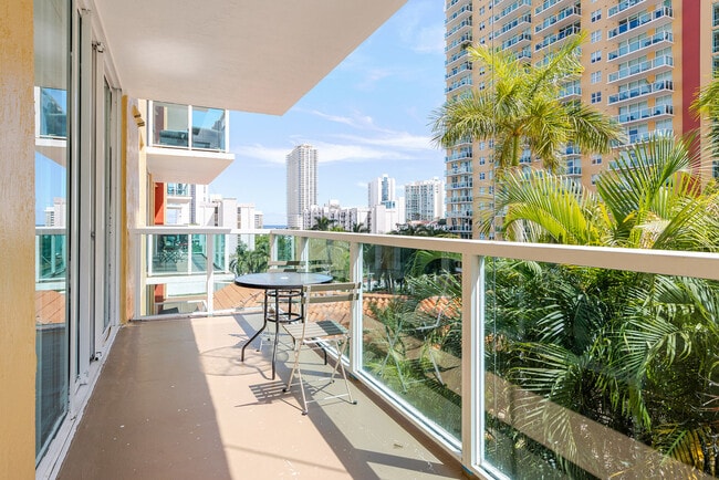 Foto del edificio - 16900 N Bay Rd