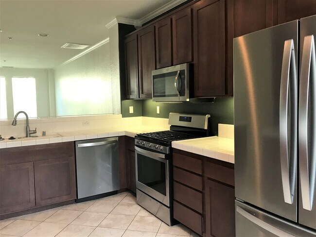 Foto del edificio - **$500 Off First Months rent ** Spacious E...